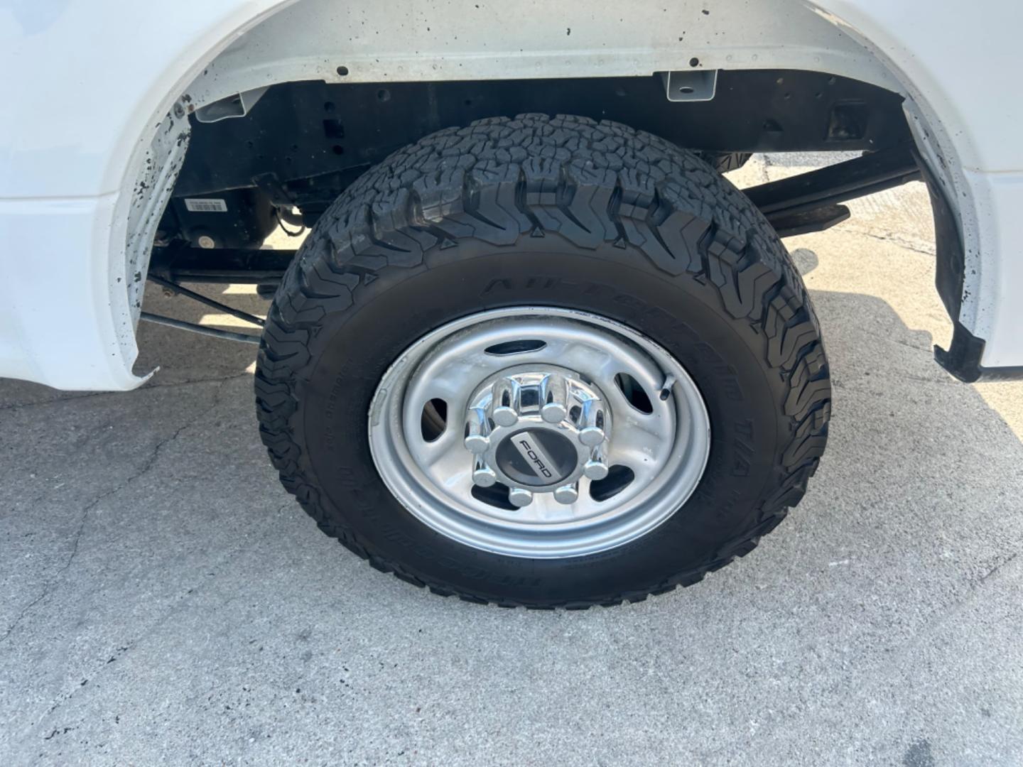 2019 White Ford F-250 SD Lariat Crew Cab Long Bed 2WD (1FT7W2A60KE) with an 6.2L V8 OHV 16V engine, 6A transmission, located at 1687 Business 35 S, New Braunfels, TX, 78130, (830) 625-7159, 29.655487, -98.051491 - Photo#13